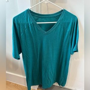 Alo Yoga Triumph V-Neck Tee - Size Large - Great Condition